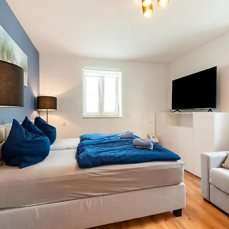 Lovely In Apartment *